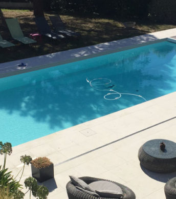 Maison contemporaine face à la plage