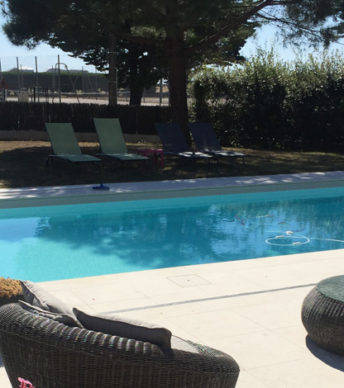 Maison contemporaine face à la plage