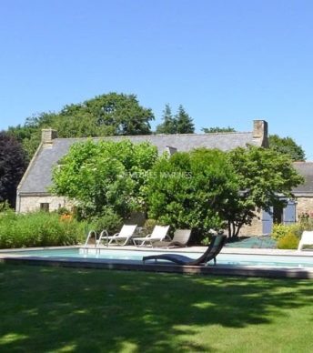 Longère avec dépendances et piscine à proximité d’Auray
