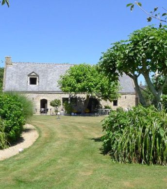 Longère avec dépendances et piscine à proximité d’Auray