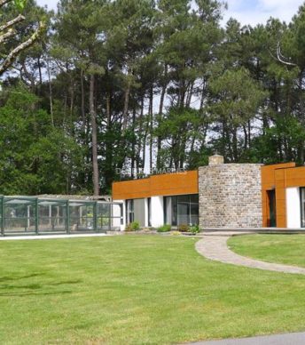 Magnifique maison rénovée encadrée de verdure à Merlevenez