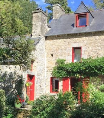 Propriété en pierre avec un parc boisé dans les Côtes d’Armor