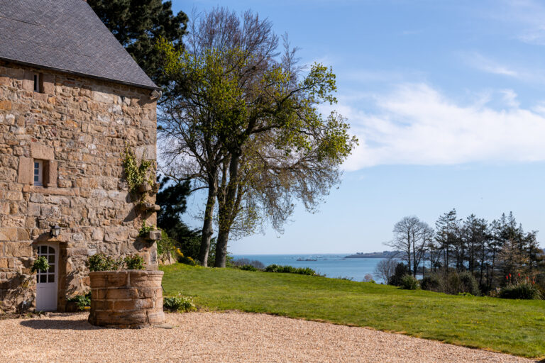 Manoir XVème siècle Vue mer Plougrescant Pierre Trégor Charme Demeures Marines Propriété