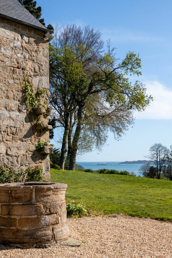 Manoir XVème siècle Vue mer Plougrescant Pierre Trégor Charme Demeures Marines Propriété
