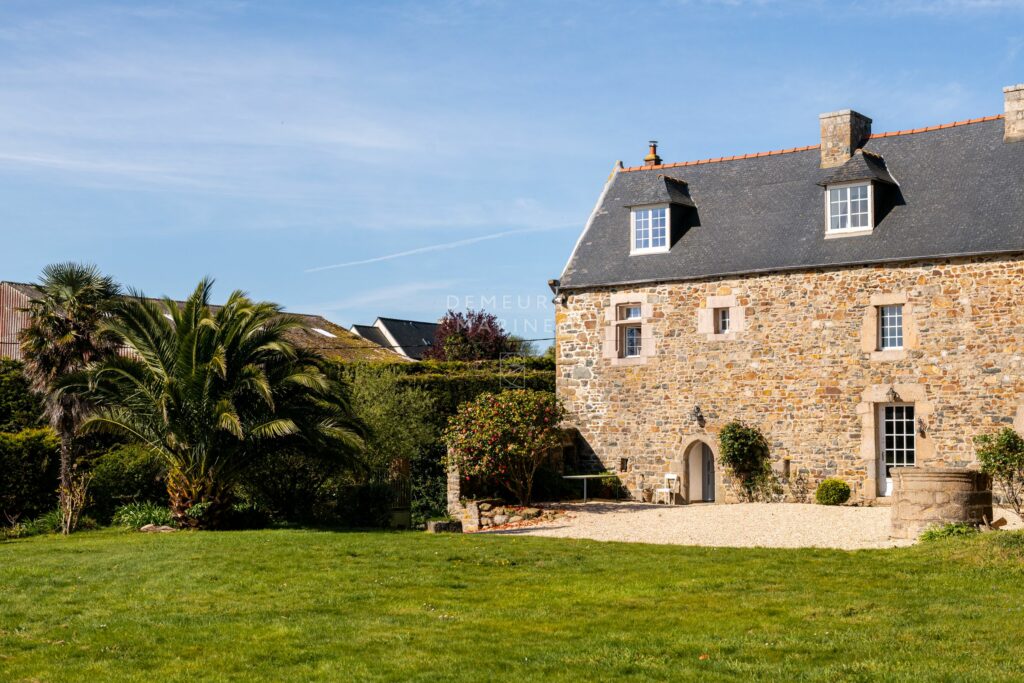 Manoir XVème siècle Vue mer Plougrescant Pierre Trégor Charme Demeures Marines Propriété