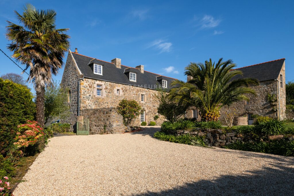 Manoir XVème siècle Vue mer Plougrescant Pierre Trégor Charme Demeures Marines Propriété