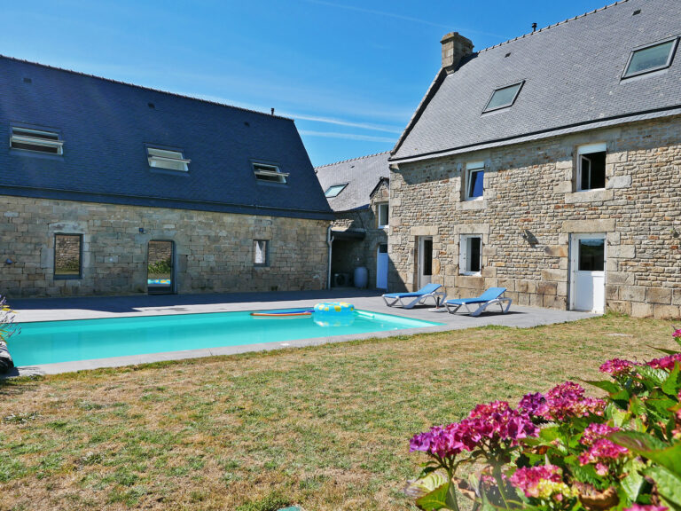 Ensemble immobilier de charme avec piscine à Merlevenez à vendre