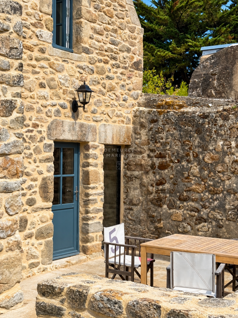 Demeure Charme Rénovation Exception Kervalet Batz-Sur-Mer Bretagne Loire-Atlantique Pierre Contemporaine Demeures Marines Village Poutre