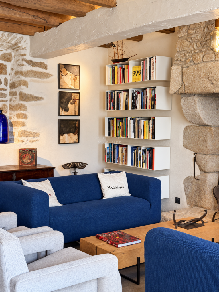 Demeure Charme Rénovation Exception Kervalet Batz-Sur-Mer Bretagne Loire-Atlantique Pierre Contemporaine Village Poutre Salon Bibliothèque