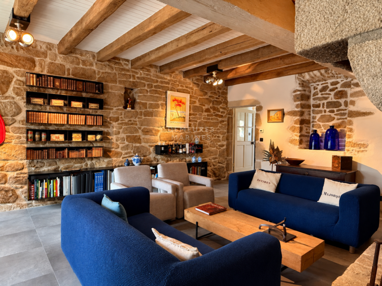 Demeure Charme Rénovation Exception Kervalet Batz-Sur-Mer Bretagne Loire-Atlantique Pierre Contemporaine Village Poutre Salon Canapé Décoration