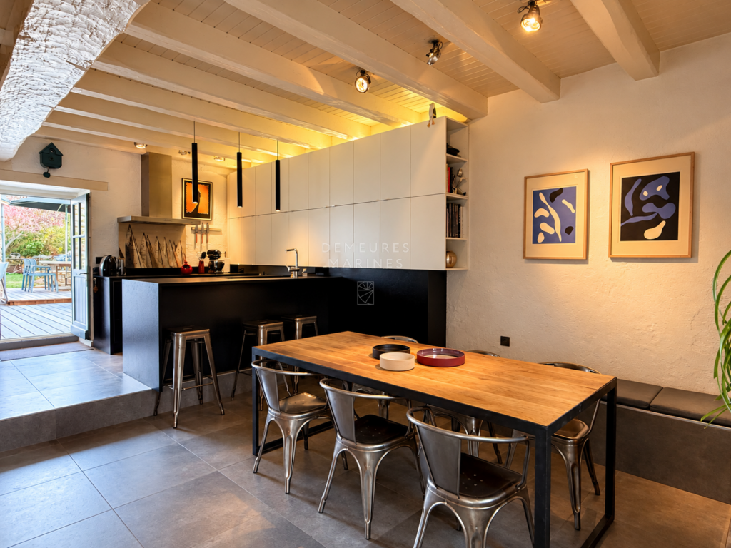 Demeure Charme Rénovation Exception Kervalet Batz-Sur-Mer Bretagne Loire-Atlantique Pierre Contemporaine Demeures Marines Village Poutre Cuisine Salle à manger