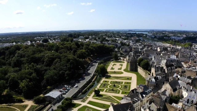 Prendre de la hauteur ✨

#centrehistorique #portdevannes #vannes #vannestourisme #vannesmaville #vanneslife #bretagne #vivrealouest #vivreenville #artdevivre #demeuresmarines